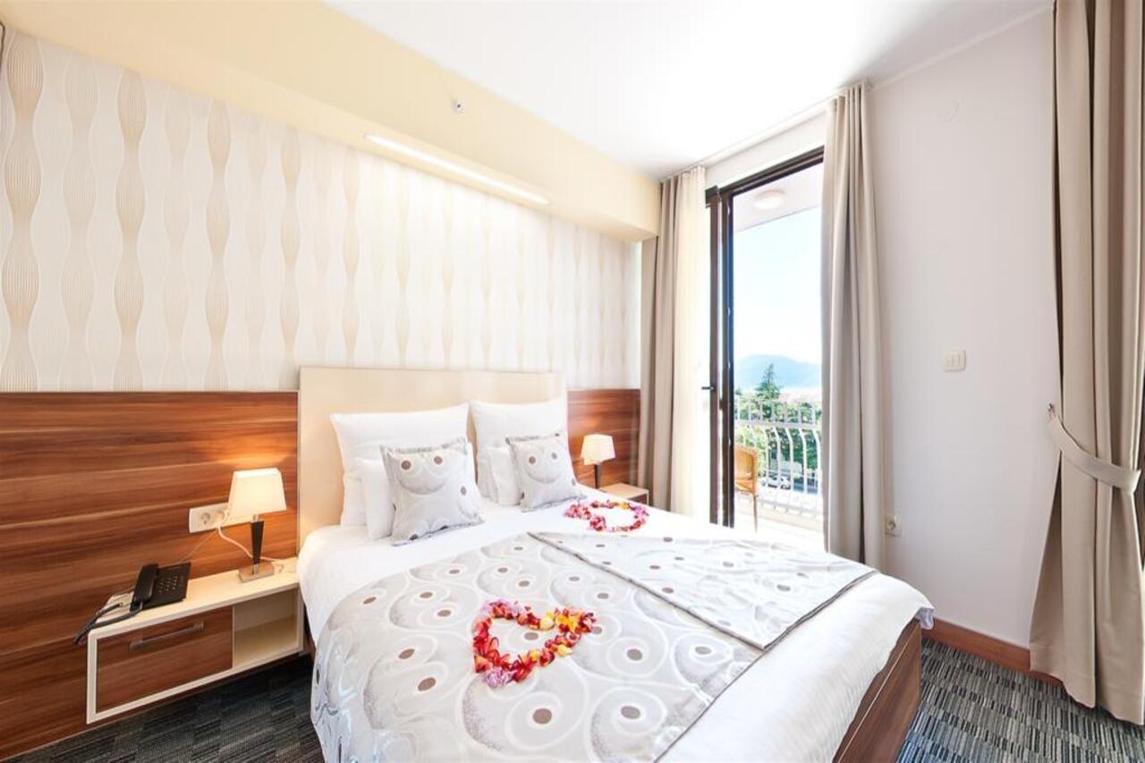 Hotel Lighthouse Igalo Ngoại thất bức ảnh